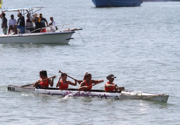 La embarcación Mischief comanda la categoría juvenil femenina. /Foto Anayansi Gamez