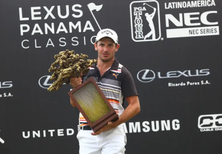 El argentino Julián Etulain levanta el característico trofeo con forma de corotú que entregaba el Buenaventura Golf Club al campeón. /Foto Anayansi Gamez