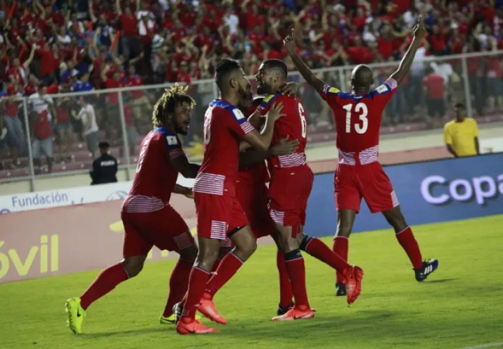 Los jugadores de la Selección Mayor de Fútbol de Panamá festejan el gol del empate frente a su similar de Estados Unidos. /Foto Anayansi Gamez