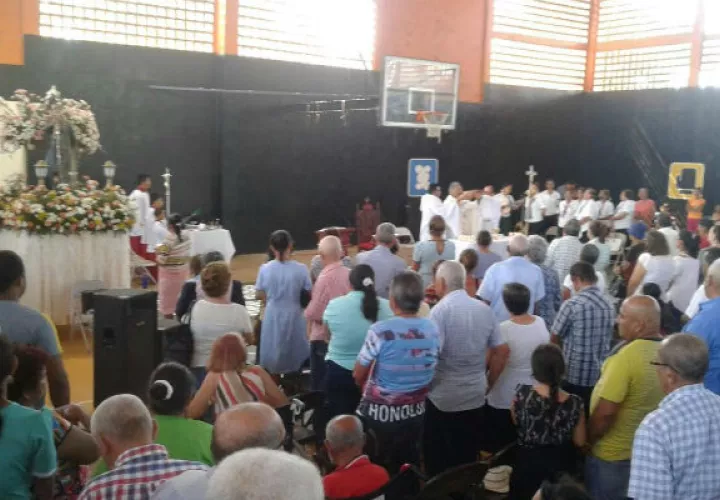 Los feligreses en la solemne misa. Foto: Zenaida Vásquez. 