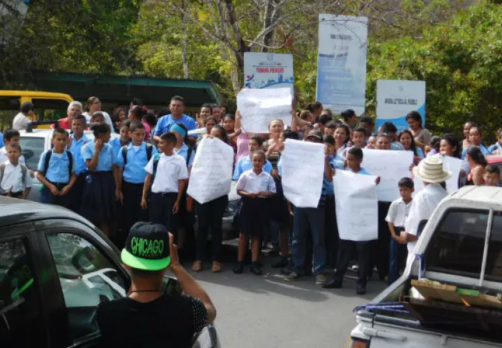 Los estudiantes y docentes protestaron. Fotos: Zenaida Vásquez. 