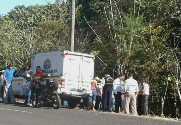 Se les hizo difícil sacar los cuerpos del auto. Fotos: Zenaida Vásquez. 