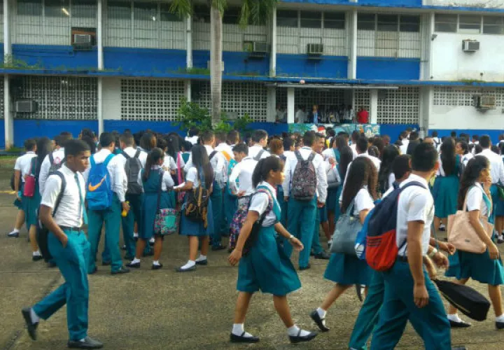 Los estudiantes también apoyan a la profesora.