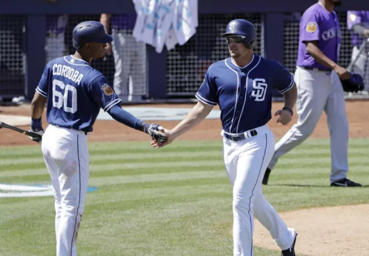 Allen Córdoba (60) junto a Hunter Renfroe en uno de los juegos de la actual pretemporada de los Padres de San Diego. /Foto AP