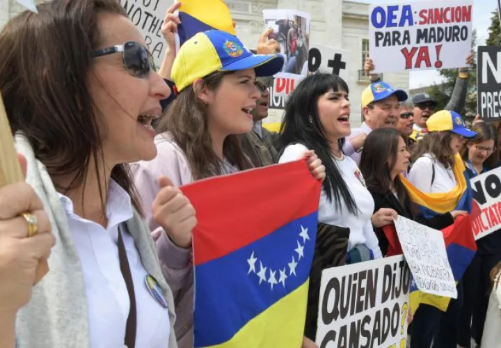 Exiliados venezolanos en Washington, protestan frente a la OEA. /Foto EFE