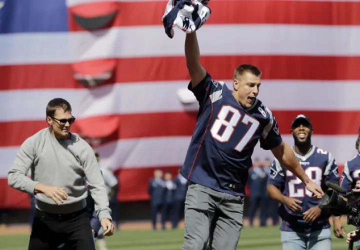Ron Gronkowski (87) le arrebató la camiseta a Brady y salió corriendo por el "infield". /Foto AP
