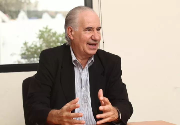 Escritor Ruperto Long. Escribir esta novela también le ayudó a crecer y apreciar más las bendiciones. /Foto Josué Arosemena
