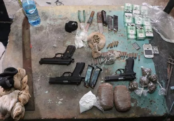Esta es parte de las armas encontradas en la requisa de ayer, en la que participaron 1,000 policías. /Foto Cortesía