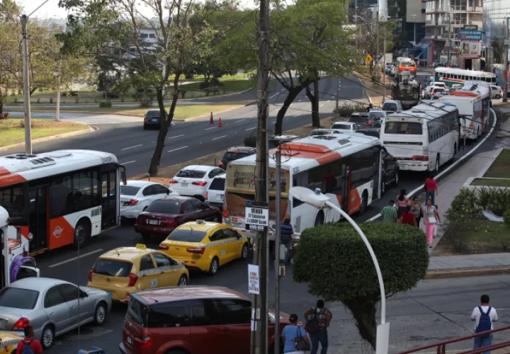 Parque automotriz: De acuerdo con la Dirección Nacional del Registro Único de Vehículos Motorizados (RUVM), de la Autoridad del Tránsito y Transporte Terrestre (ATTT), el parque automotriz de Panamá se sitúa en 1 millón 221 mil 999 unidades inscritas.