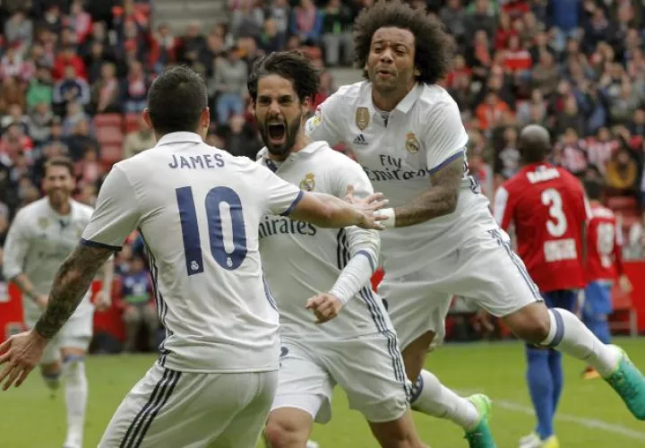 Isco (centro) fue la figura del partido, luego de marcar dos de los tres tantos del Real Madrid. EFE
