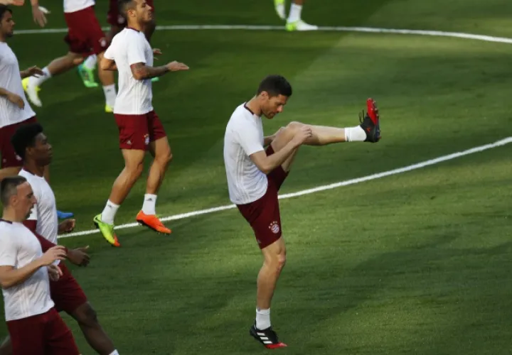 Xabi Alonso (dcha.) entrena en el Santiago Bernabéu. /Foto AP