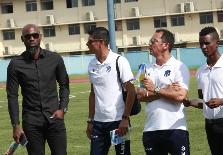 Felipe Baloy (izq.) junto a integrantes del Árabe Unido de Colón. /Foto Anayansi Gamez