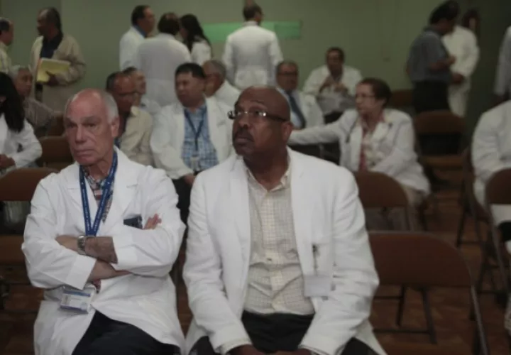 Médicos en reunión. /Foto Archivo 