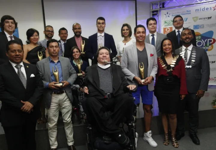 Jóvenes sobresalientes 2016 y directivos  de la Cámara Junior Internacional, JCI,  De Panamá, la noche de la premiación en la Usma. /Foto Aurelio Herrera.