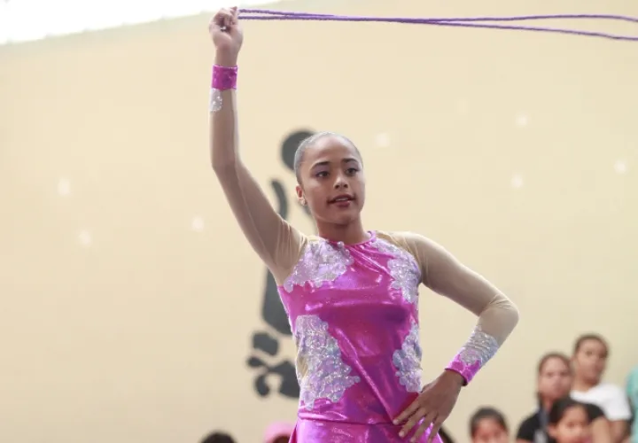 La gimnasta Alany Quintero, de Panamá, muestra su dominio en la cuerda. /Foto Anayansi Gamez