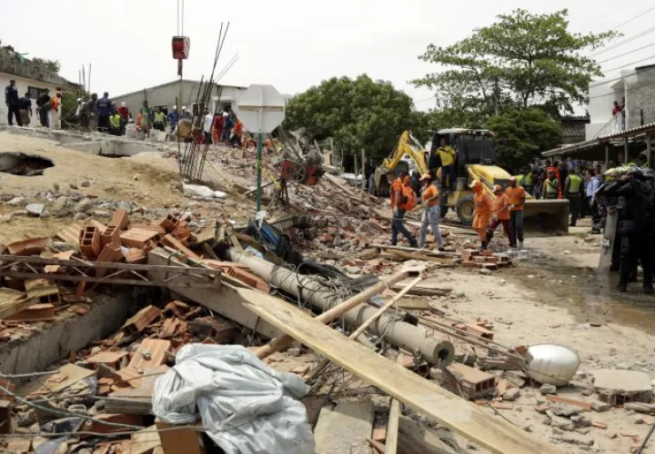 Autoridades en Cartagena buscan sobrevivientes. EFE