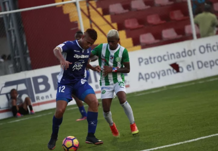 Roberto Chen (12), defensor del Árabe Unido de Colón, y Jorge Salas, de Alianza. Anayansi Gamez