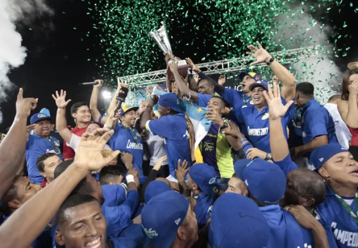 Los jugadores de Colón formaron tremenda fiesta con su público, al levantar el trofeo en el estadio nacional Rod Carew. /Foto Anayansi Gamez