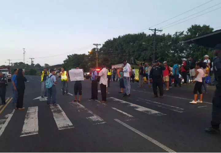 La medida fue vigilada por la policía. Foto: Delfia Cortez. 