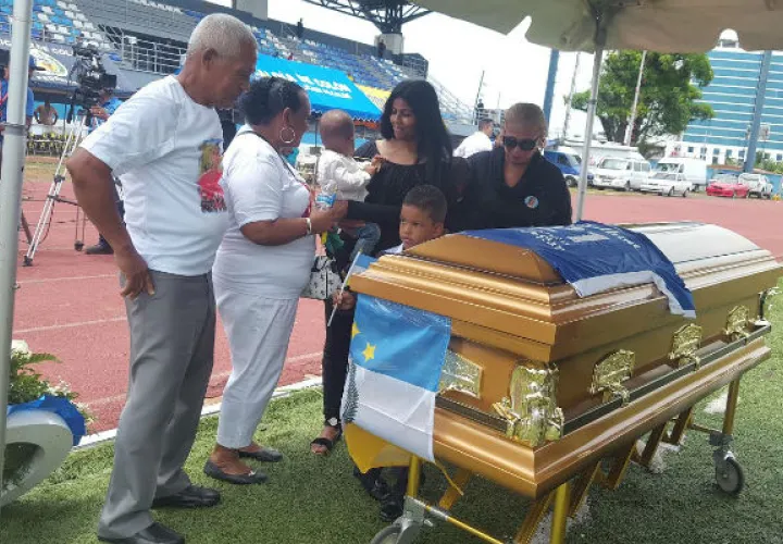 Familiares dan último adiós. Foto: Delfia Cortez 