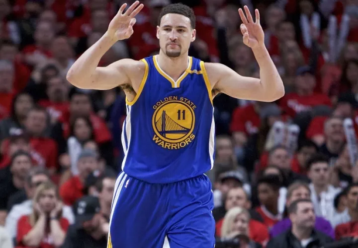 Stephen Curry anotó 34 puntos.