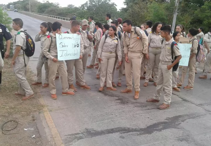 Los alumnos no han recibido respuestas y fueron a las calles. Fotos: Zenaida Vásquez.  