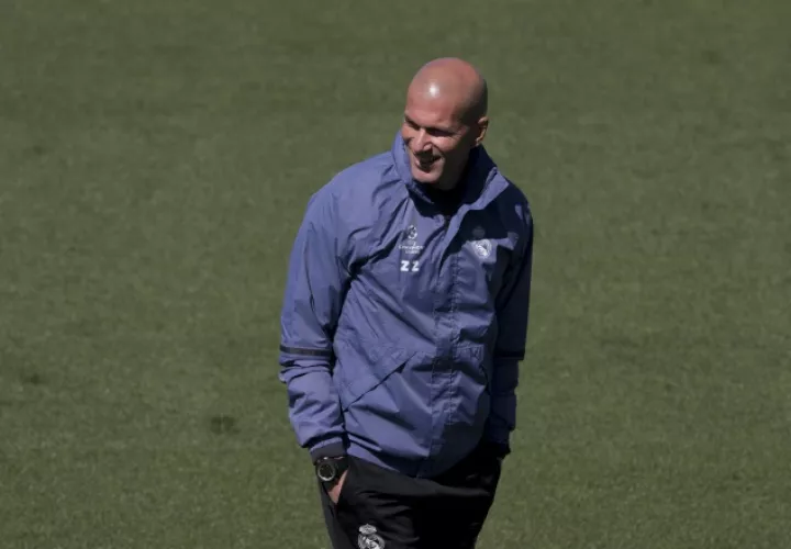 Zinedine Zidane sigue de cerca el entreno. /Foto AP