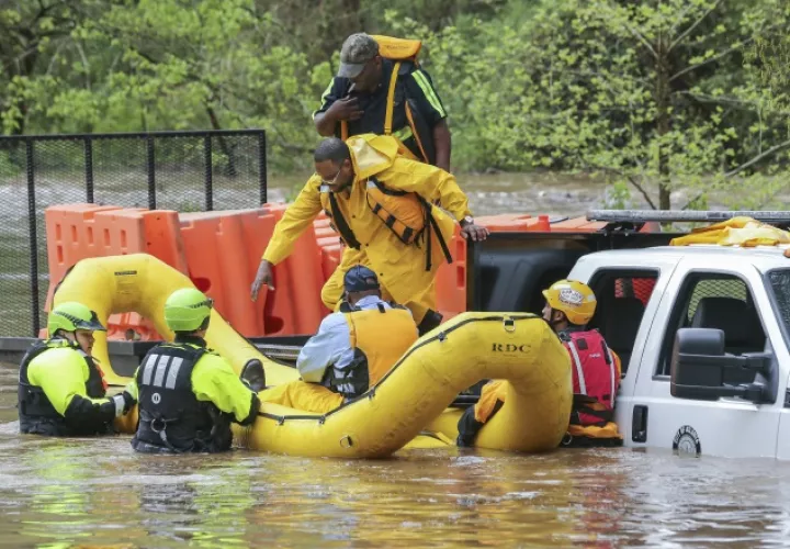 Los equipos de rescate buscan a los damnificados, o más víctimas del fuerte temporal. /Foto AP