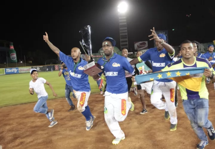 Jhadiel Santamaría (c.) y Edgard Muñoz (izq.) fueron dos de las bujías para que Colón acabara con 54 años de sequía en los Campeonatos Nacionales de Béisbol Mayor. /Foto Anayansi Gamez