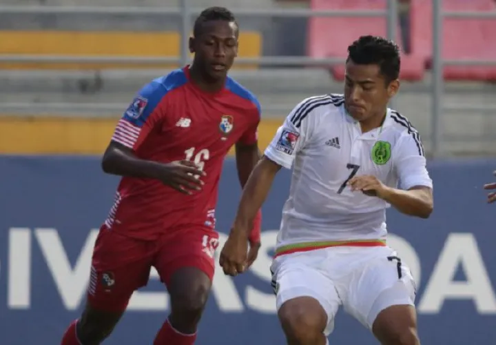 Aldair Cundumí (16) intenta tomar el balón para Panamá. /Foto Concacaf