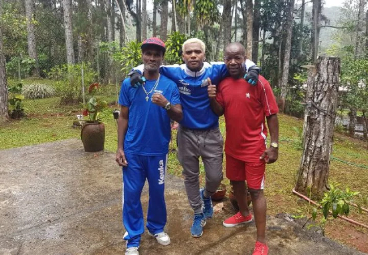 Jezreel Corrales (centro) se encuentra en Cerro Azul junto al entrenador Eduardo Malcom Mosquera (izq.) y su padre, Alejandro Corrales. /Foto Cortesía