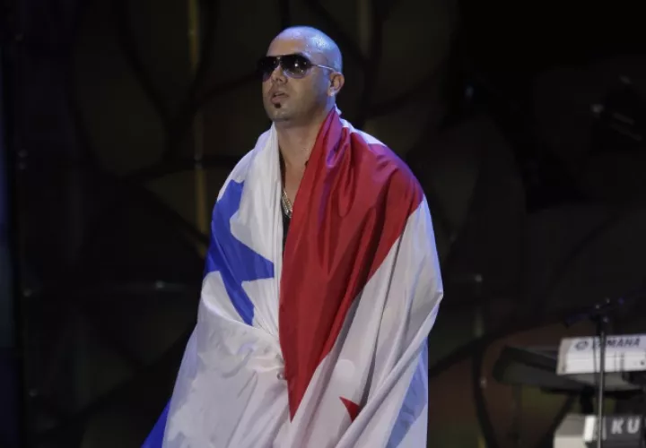 Esta imagen de Wisin -con la bandera nacional como sábana- tuvo muchos detractores. /Foto Archivo