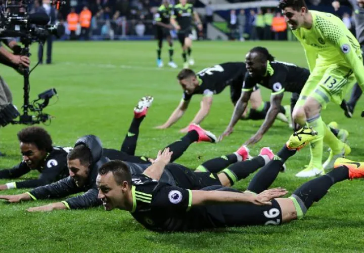 Los jugadores del Chelsea celebran el título. AP