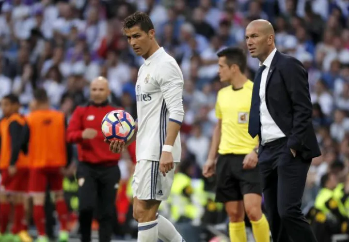 Zinedine Zidane (dcha.) no se guardará nada. /Foto EFE