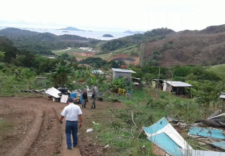 Una operación humanitaria se realizó para el desalojo a familias que viven en cerro Galera, Arraiján. /Foto Cortesía 