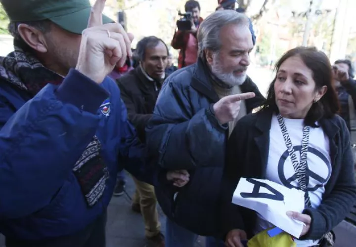 Venezolanos residentes en Chile se manifiestan cerca de la embajada de su país. /Foto EFE
