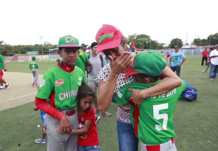 Los padres consolaron y felicitaron a sus hijos.