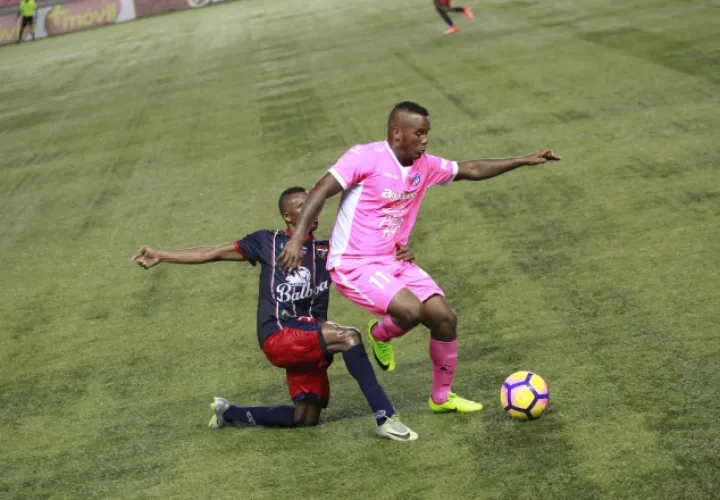 El atacante Enrico Small (11) marcó en los partidos de ida (1-1) y vuelta (1-0) para ayudar al Árabe Unido a eliminar a los "leones" placinos. /Foto: Anayansi Gamez
