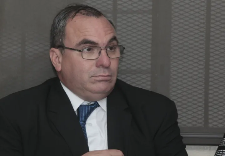 Cirugía selectiva: El repudio generalizado de la población ha sido por tratarse de un beneficio a un allegado al presidente de la República que ostenta un salario de 10 mil dólares mensuales, mientras que otros pacientes esperan operarse.