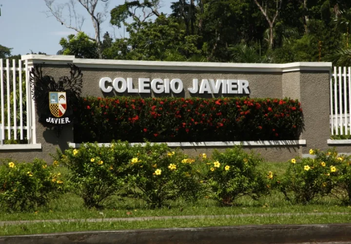 Colegio particular: En las redes sociales, sectores han lamentado que existan escuelas con graves problemas estructurales que necesitan solución, mientras que se otorgan miles de dólares a un colegio privado de renombre nacional.