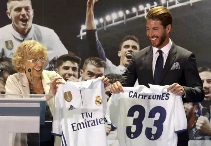 Sergio Ramos junto a Manuela Carmena. /Foto EFE
