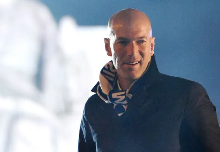 Zinedine Zidane durante la celebración del título de Liga con la diosa Cibeles de fondo. /Foto EFE