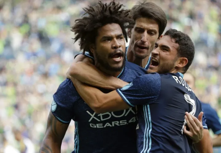 Román Torres (izq.) ganó el título la temporada pasada en la MLS con el Seattle Sounders. /Foto Ap