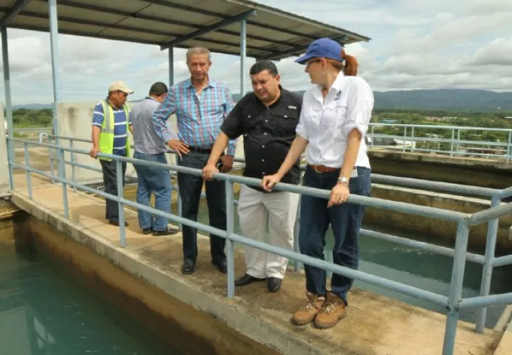 La ingeniera Julia Guardia, en la inspección de la planta potabilizadora Centenario en Pacora. /Foto Cortesía 