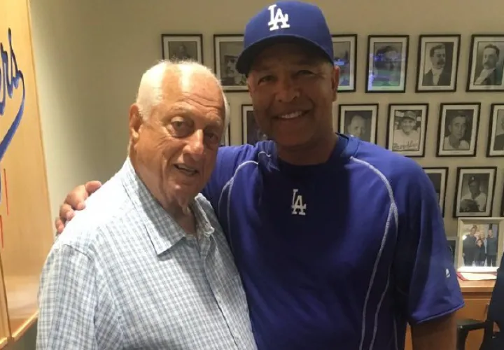 Tom Lasorda (izq.) ha sido un ícono en los Dodgers. @TommyLasorda