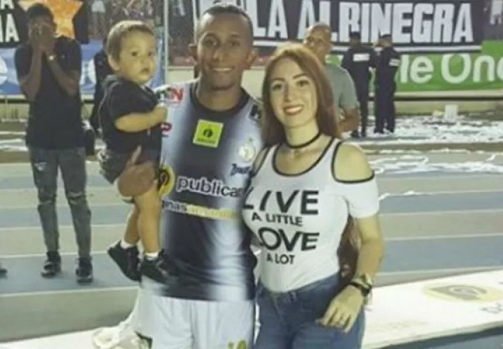 Marcos Sánchez celebra su pase a la final de la LPF en compañía de su familia.