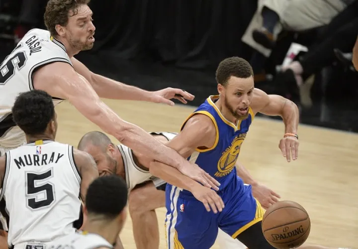 Curry durante el partido. Foto/EFE