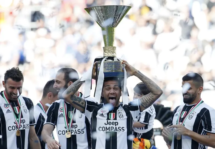 Dani Alves levanta la copa.