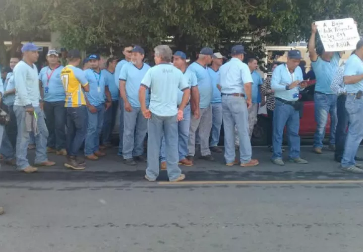 Los trabajadores gritaban consignas.  Fotos: Zenaida Vásquez. 