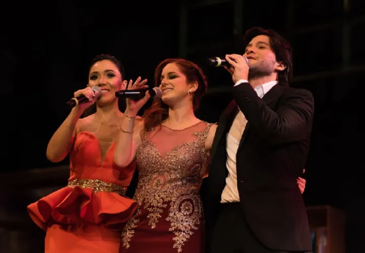 Grata experiencia para los tres  cantantes líricos.  Libia Montaño y el dúo I Fratelli interpretan un tema juntos. Llovieron los aplausos. /Foto Aurelio Herrera Suira.